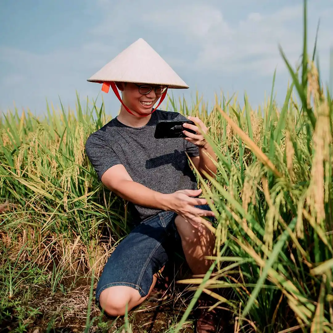 Gambar petani yang puas dengan hasil panen yang melimpah dan berkualitas berkat pupuk organik cair GDM spesialis tanaman sayur dan pangan